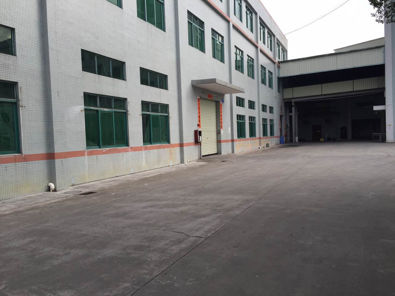 东莞东坑独门独院厂房分租一楼厂房1200平方带 现成水电 喷淋消防厂房出租