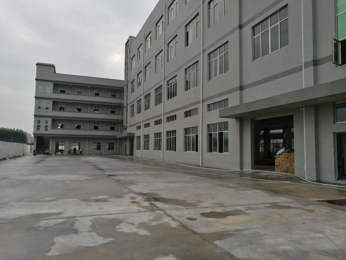 东莞茶山全新独院标准厂房分租一楼1800平方厂房出租带牛角